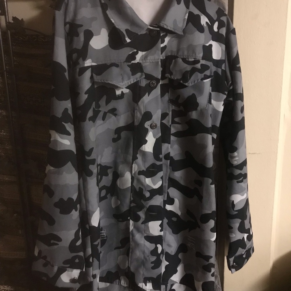 Women’s light jacket/can be worn as shirt as well